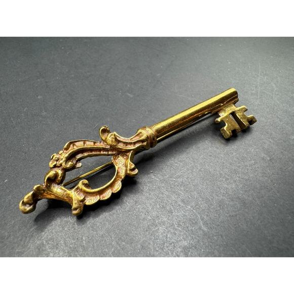 Vintage 1960s Robert Zentall Gold Tone Ornate Key To The City Brooch Pin - Picture 2 of 8